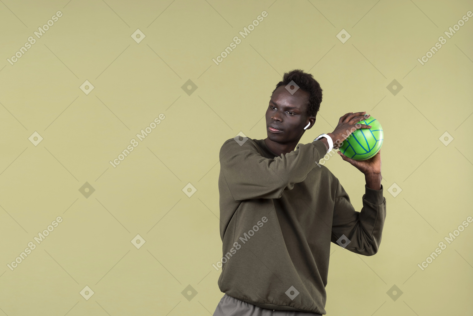 Giovane uomo di colore che indossa abiti casual, con airpods e smartwatch nel corso del suo allenamento