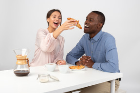 Come mangiare un croissant ordinatamente?