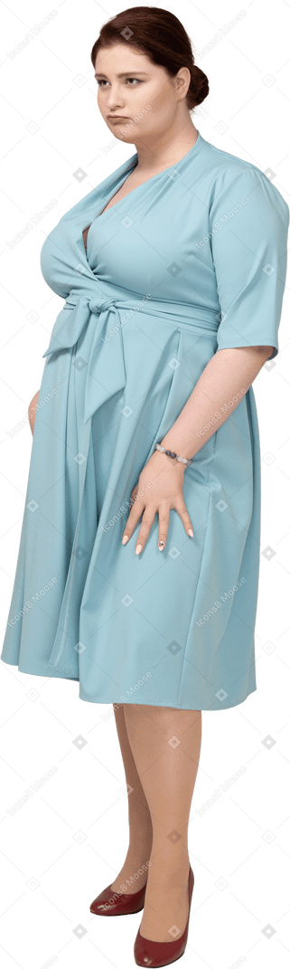 Femme en robe bleue debout de profil