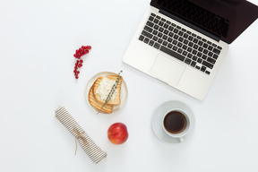 Café da manhã no local de trabalho em casa