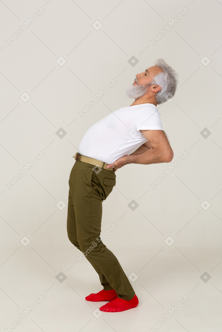 一个男人做背部伸展运动的侧视图