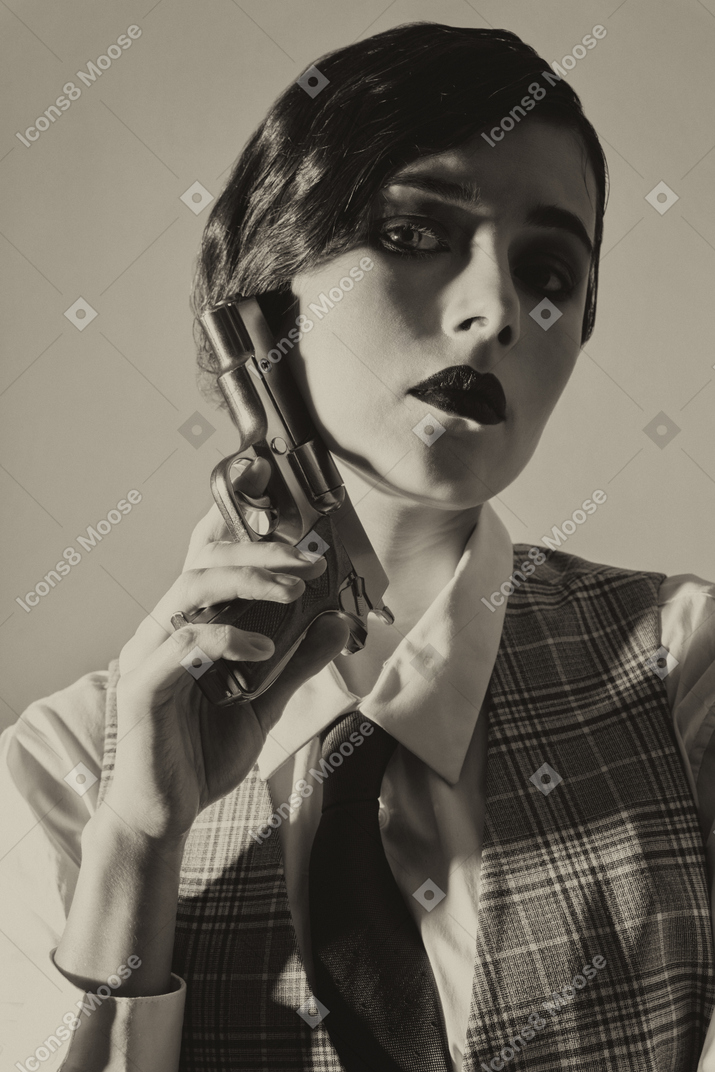 开朗的年轻女子，拿着枪的特写