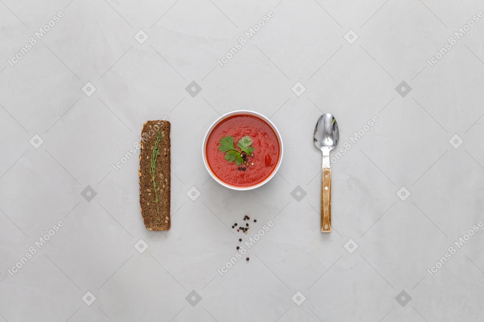 Tazón de salsa de tomate, snack y cuchara.