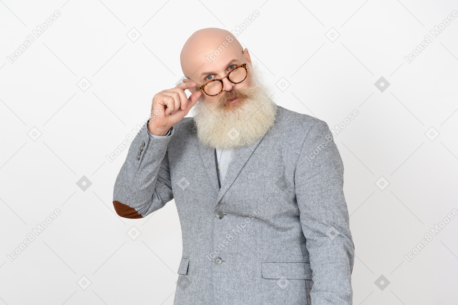 Зрелый человек поправляет очки и выглядит потерянным