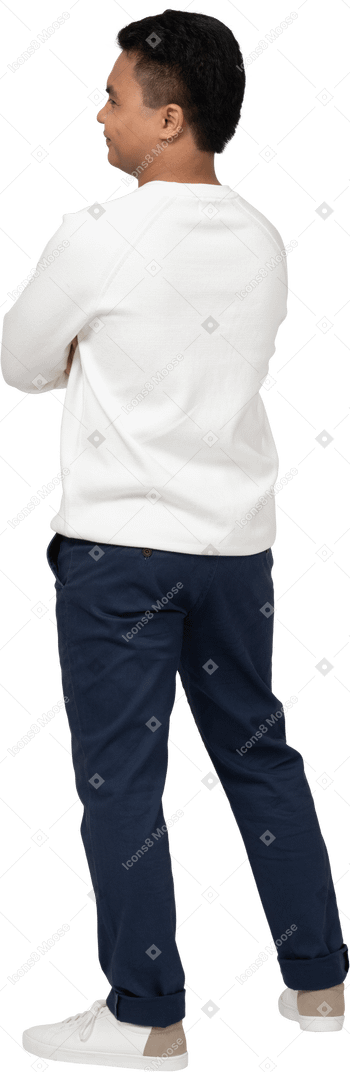 Uomo in abiti casual in piedi