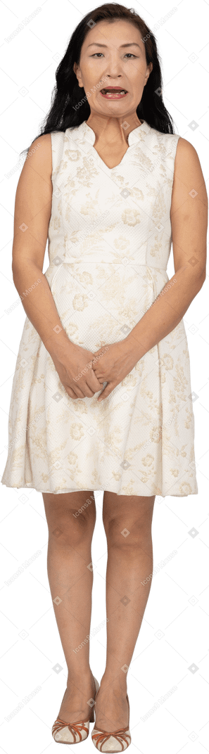 Mujer en hermoso vestido de pie