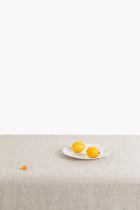 Citrons sur la plaque sur la table
