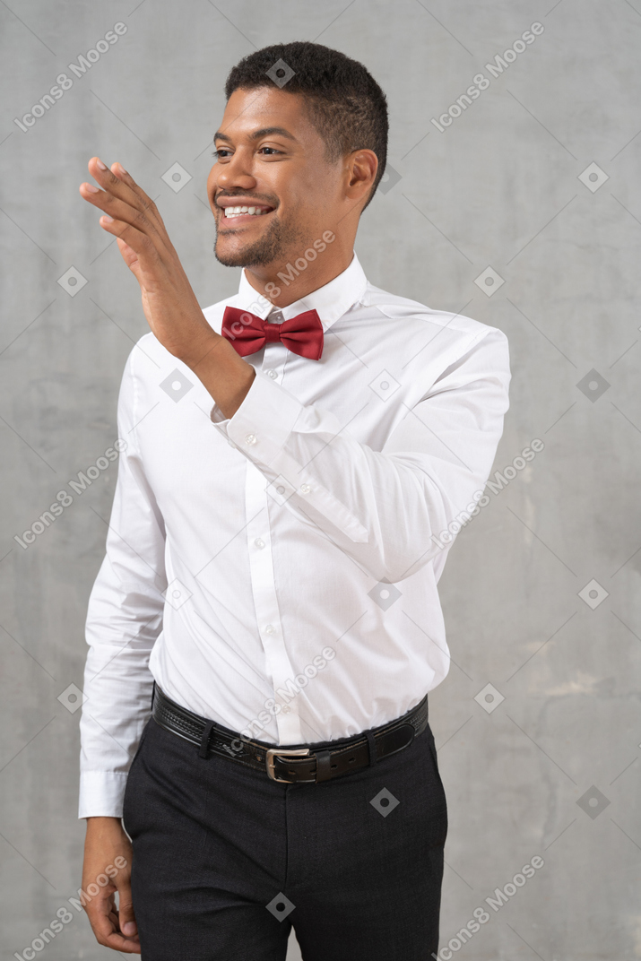 Hombre con camisa blanca saludando