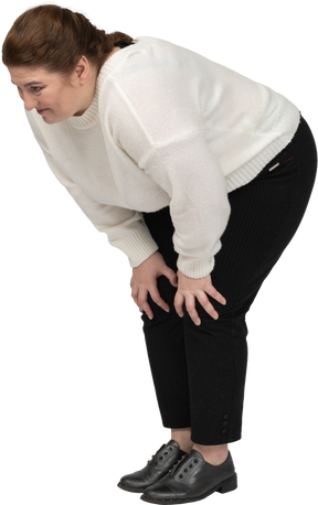 Vista lateral de mulher gorducha curvando-se