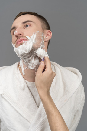 Nahaufnahme eines jungen mannes, der rasiert wird