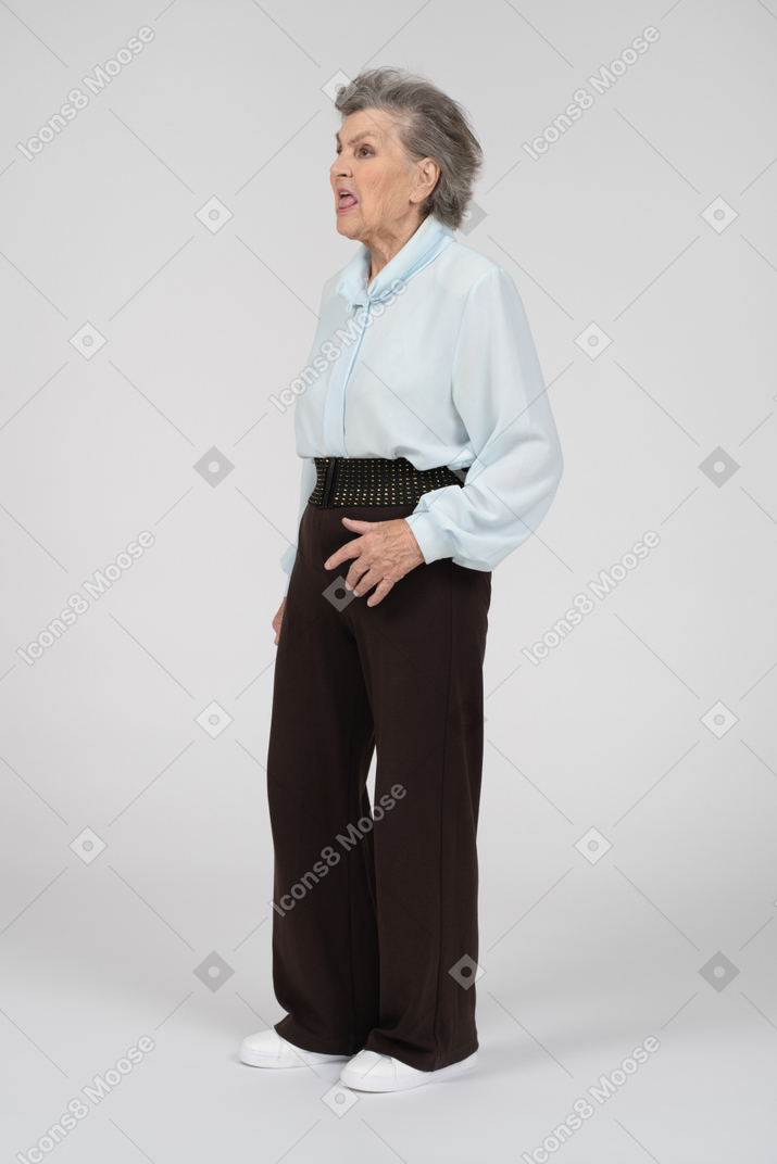Vue de trois quarts d'une vieille femme en tenue de soirée
