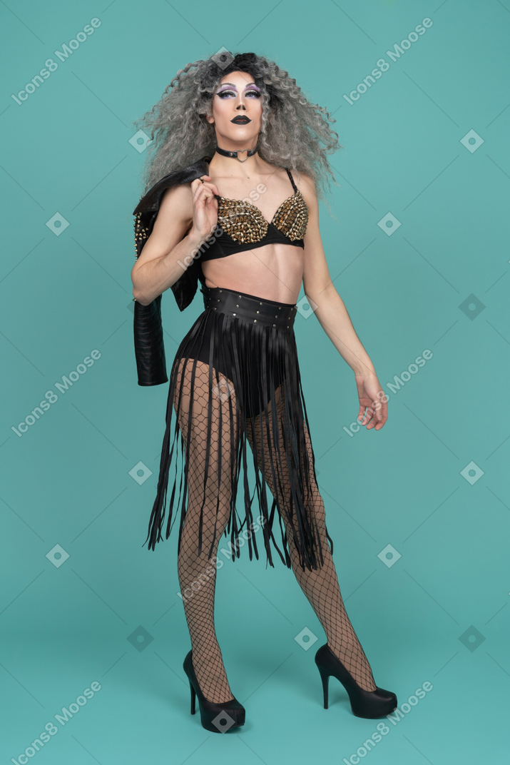 Porträt einer drag queen mit lederjacke über der schulter
