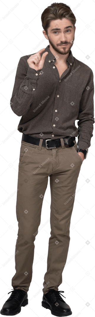 Vue de face d'un jeune homme en vêtements de bureau montrant la taille de quelque chose