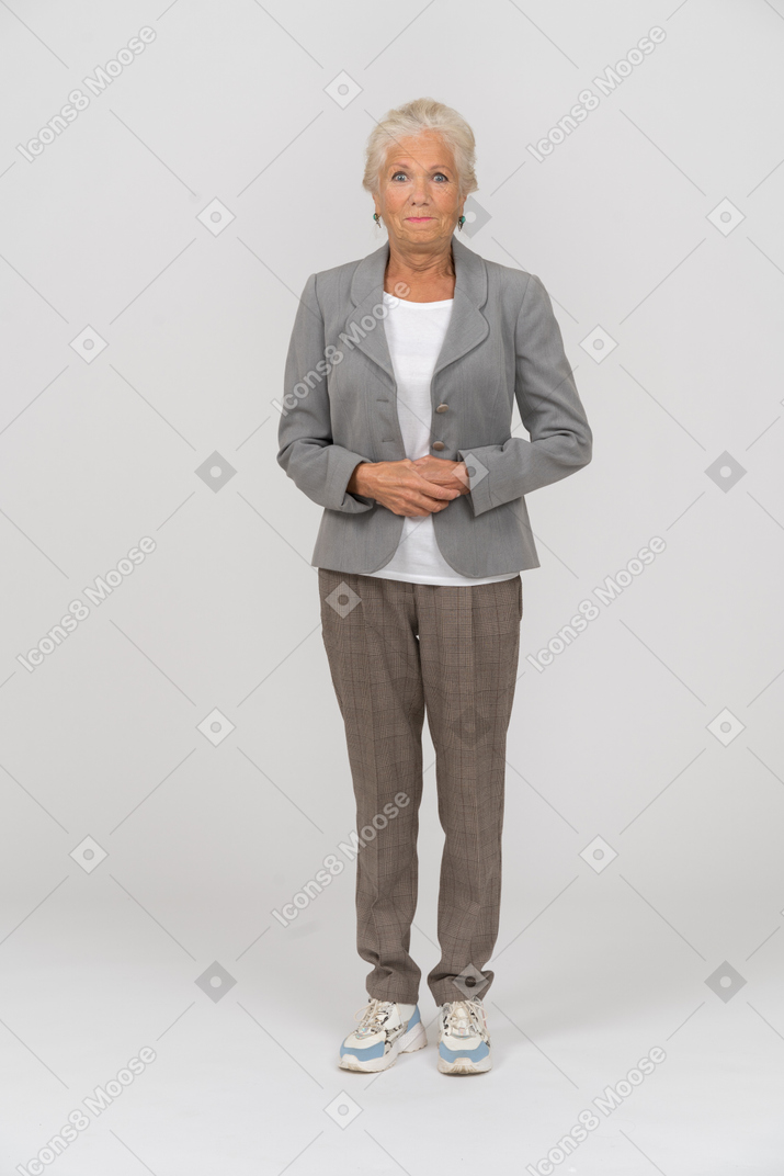 一个穿西装的老妇人看着相机的前视图