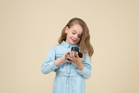 Linda niña sosteniendo una cámara