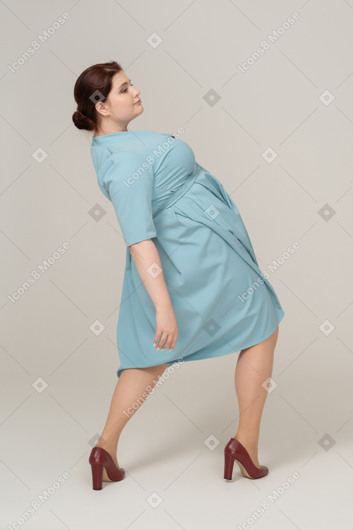 Mujer, en, vestido azul, posar, en, perfil