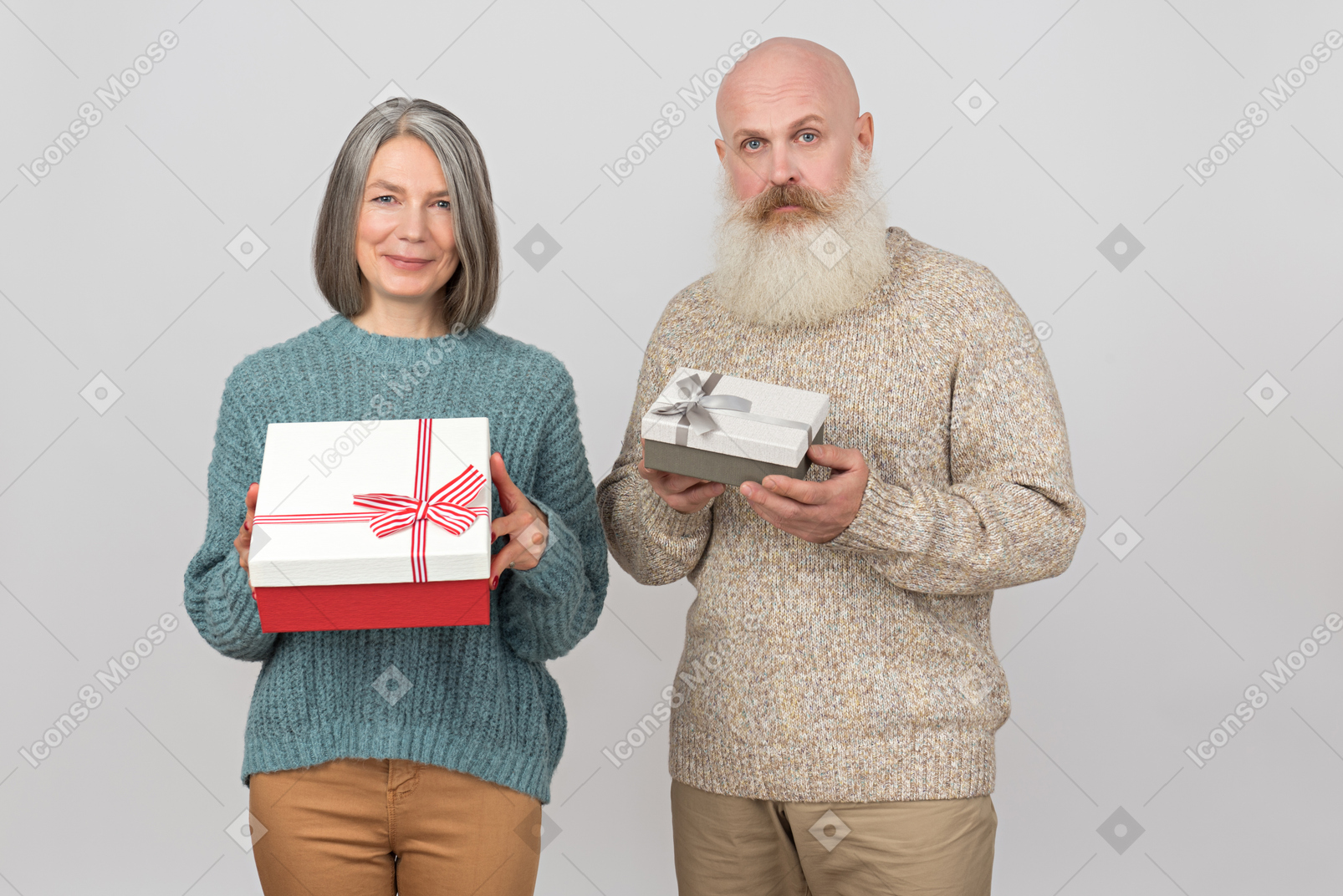 Elegante pareja de ancianos dando regalos el uno al otro