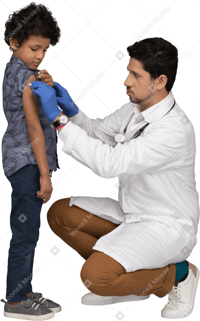 接种疫苗后的医生和男孩