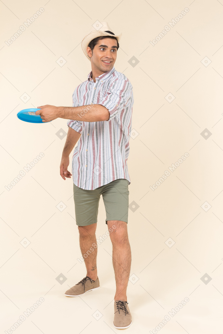 Joven caucásico tirando frisbee