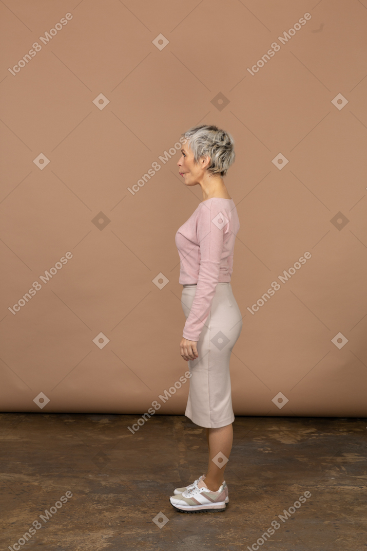 Vue latérale d'une femme en vêtements décontractés faisant des grimaces