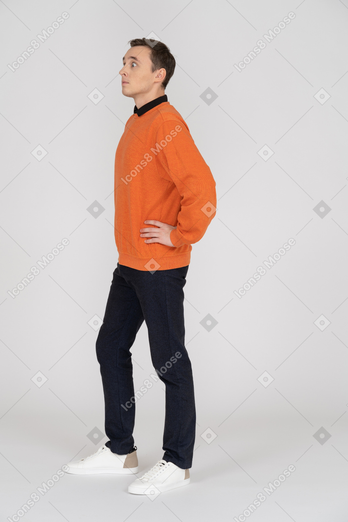 橙色运动衫站的年轻人