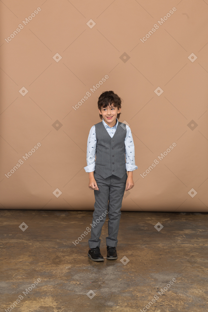 スーツを着た幸せな少年の正面図