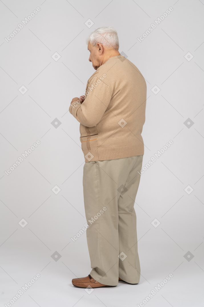 一位身穿休闲服的体贴老人的侧视图