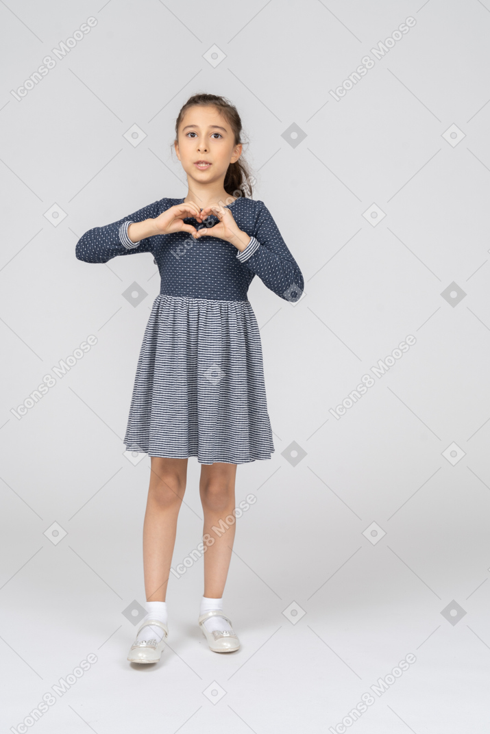 一个女孩用双手做心形的正面图