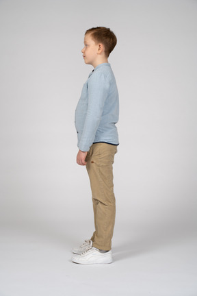 カジュアルな服装の男の子の側面図