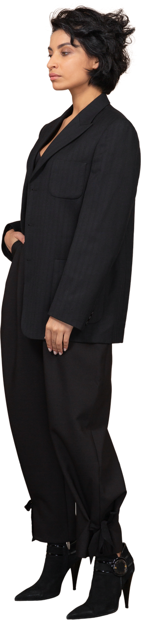 Вид в три четверти на бизнесвумен в черном костюме, печально смотрящую в сторону