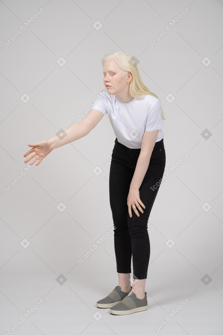 Mujer joven extendiendo su brazo