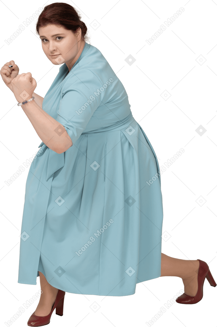 一个穿着蓝色连衣裙锻炼的女人的前视图