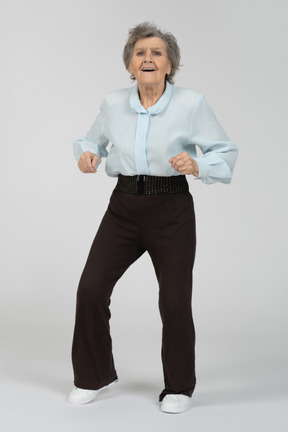 Anciana bailando