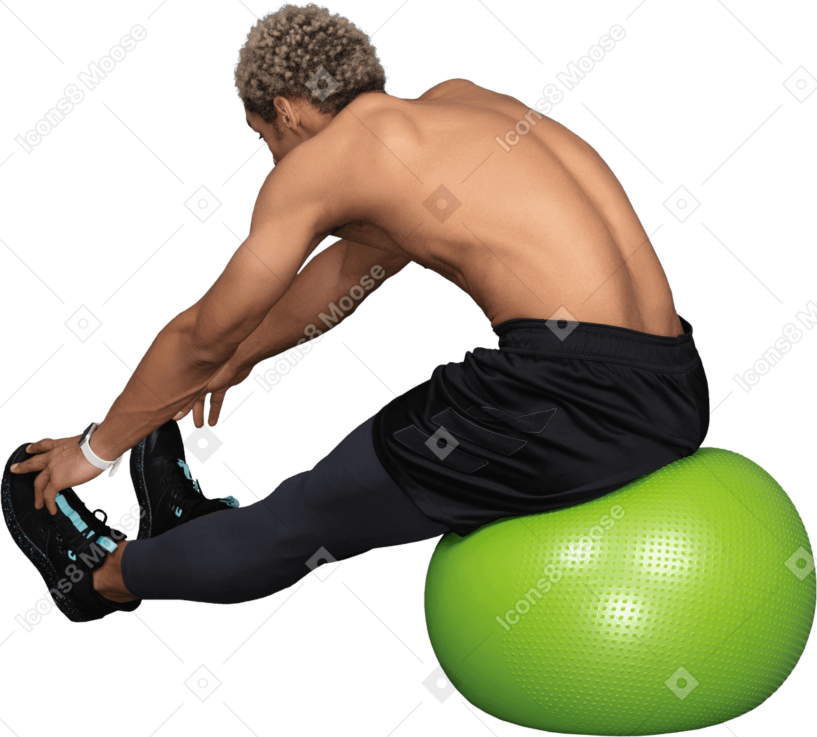 Трехчетвертный вид сзади афро-мужчины без рубашки, растягивающегося, сидя на зеленом спортивном мяче