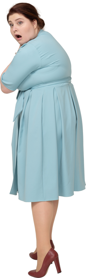 Vista laterale di una donna in abito blu che si soffoca