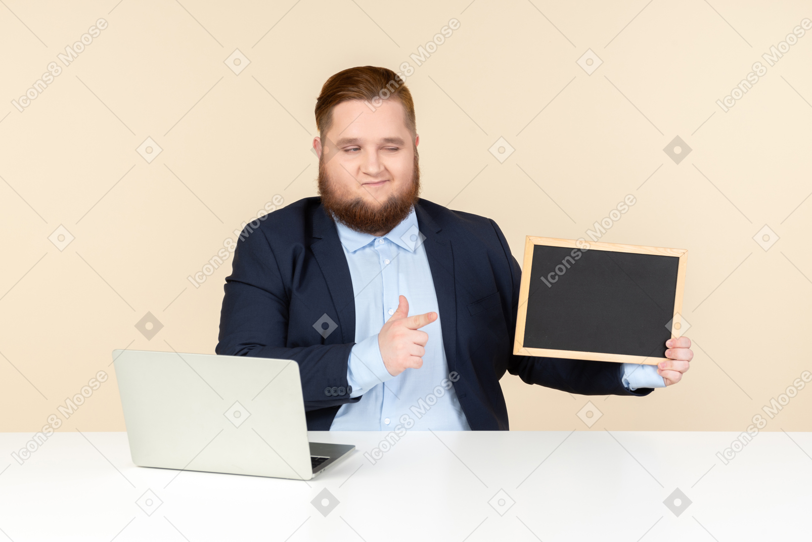 太りすぎの人、テーブルに座って、小さな黒板を押しながら親指を現して