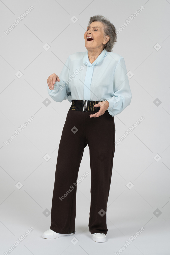 Vista frontale di una donna anziana che ride ad alta voce