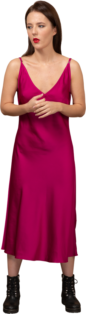Вид спереди красивой молодой женщины в красном платье