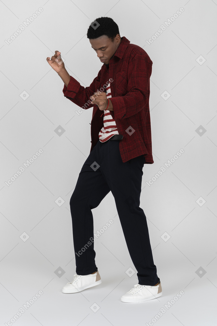 Молодой черный мужчина танцует