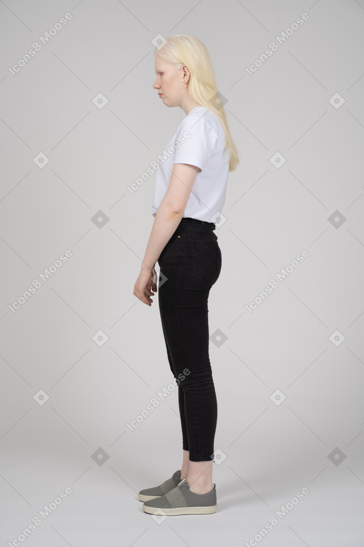 Vista de perfil de uma jovem em roupas casuais, olhando de lado