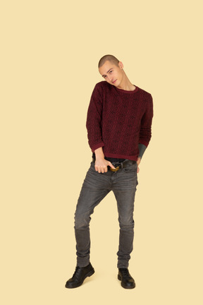 Vue frontale, de, a, jeune homme, dans, rouges, pullover, toucher, ceinture