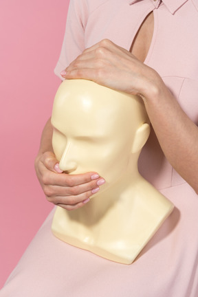 Mannequin's head with its mouth covered