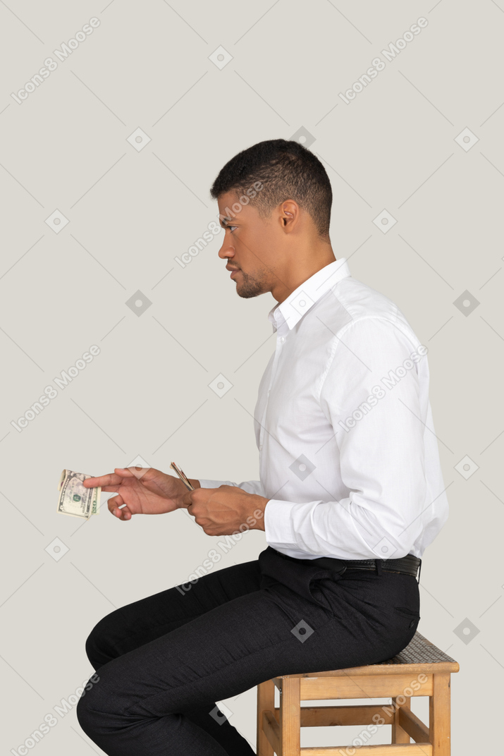 Uomo d'affari che offre denaro