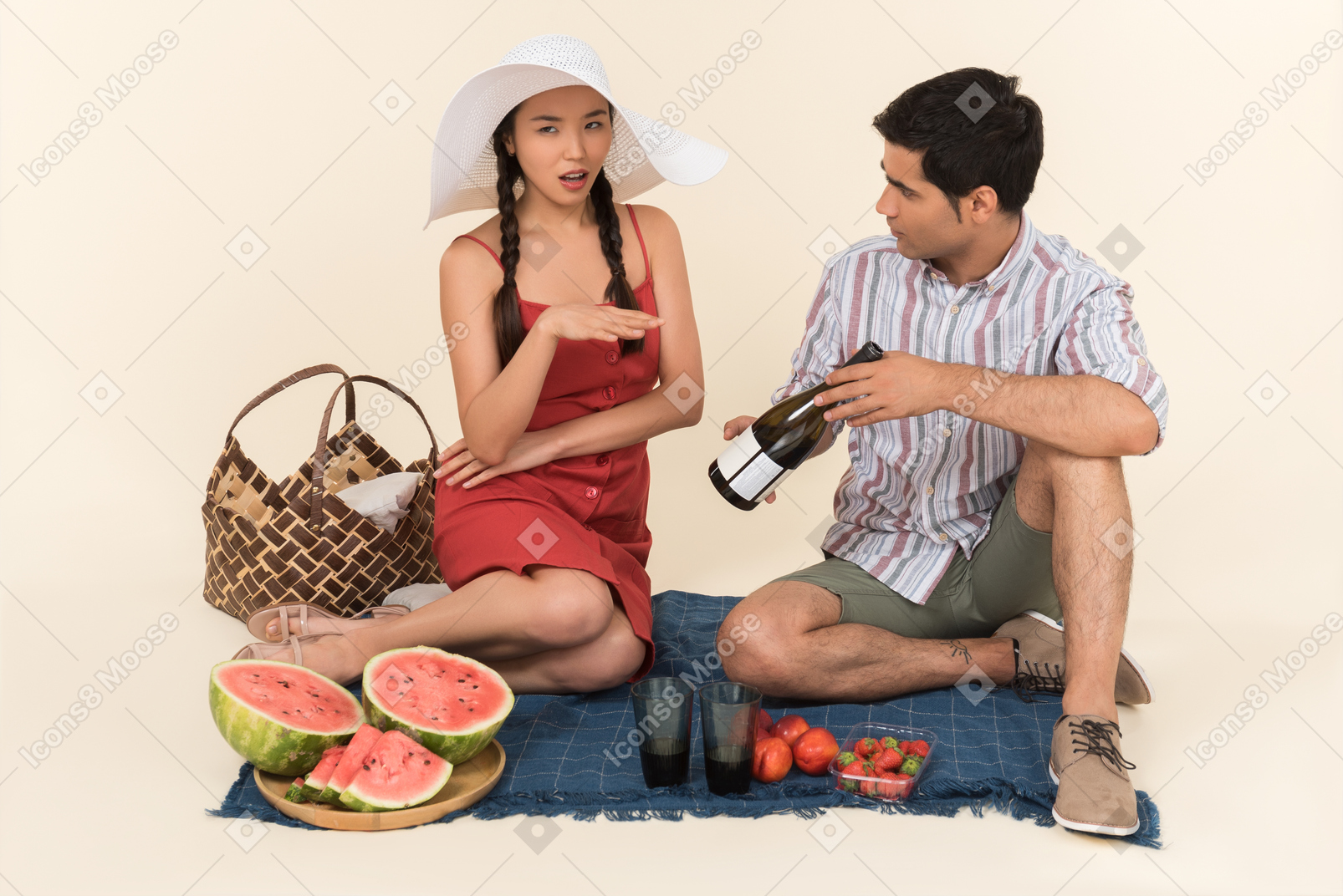 怒っているように見える女性にピクニックにワインのボトルを示す若い男