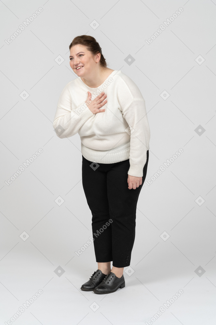 Vista frontale di una donna grassoccia felice in abiti casual