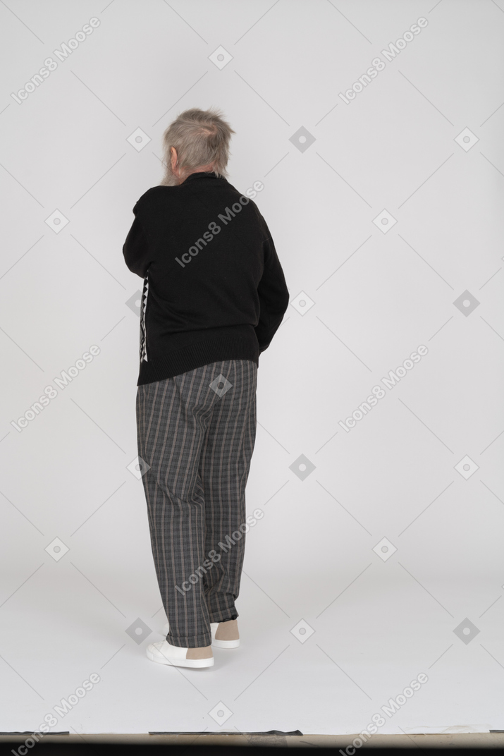 Vista traseira de um homem idoso