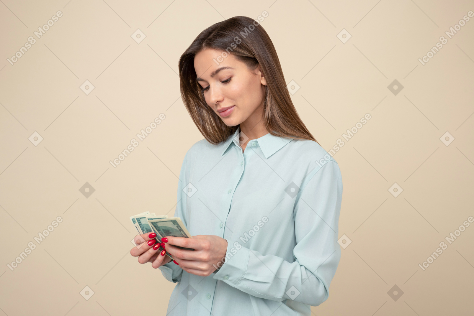 달러 지폐를 계산하는 매력적인 여자