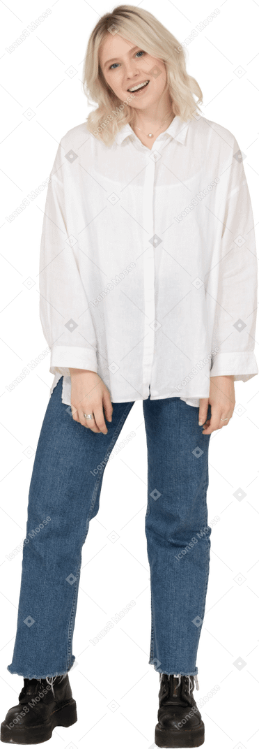 Vista frontale di una donna bionda in abiti casual in posa e guardando la fotocamera