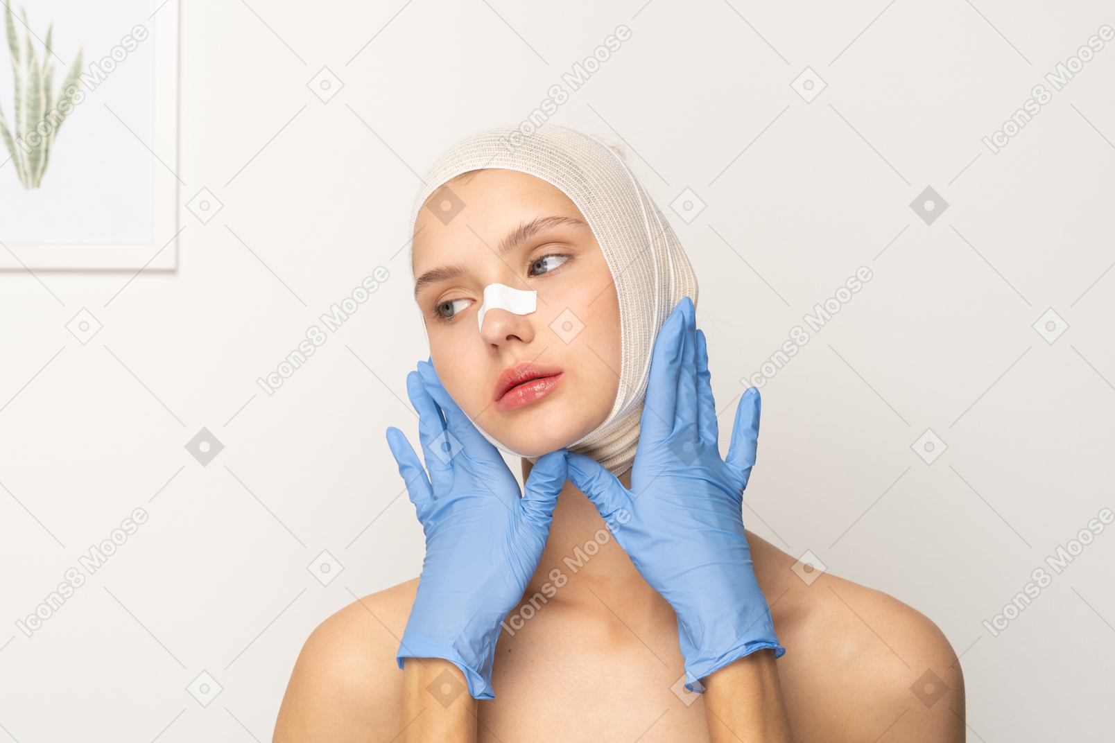Paciente do sexo feminino com mãos enluvadas emoldurando seu rosto