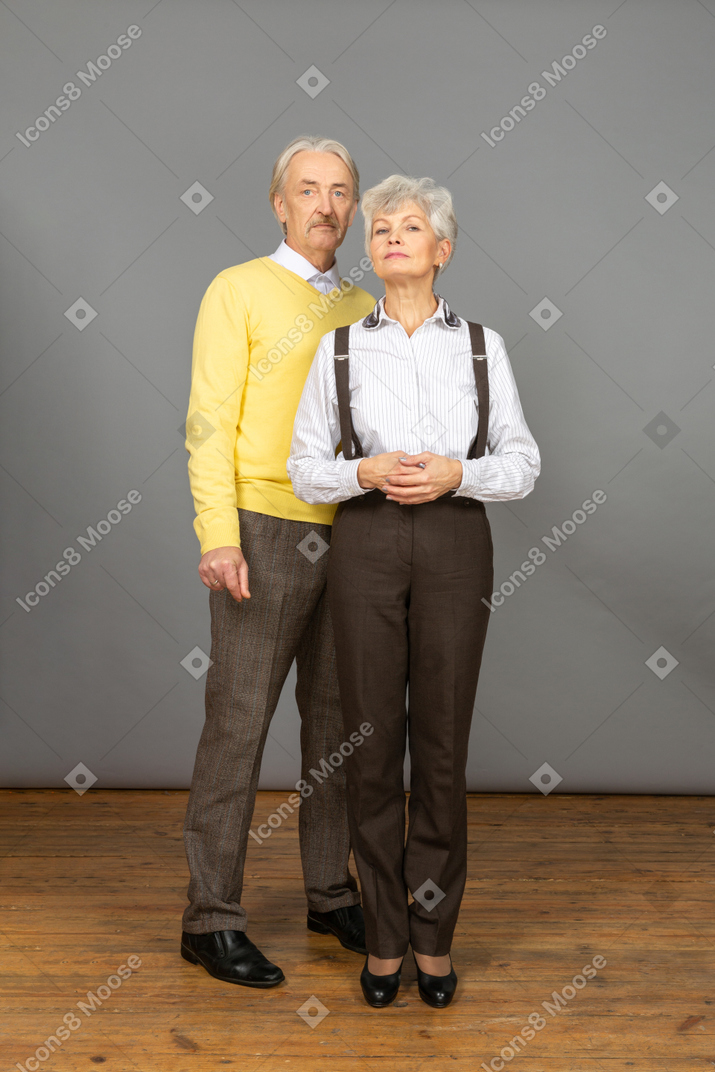 Couple marié posant pour une photo